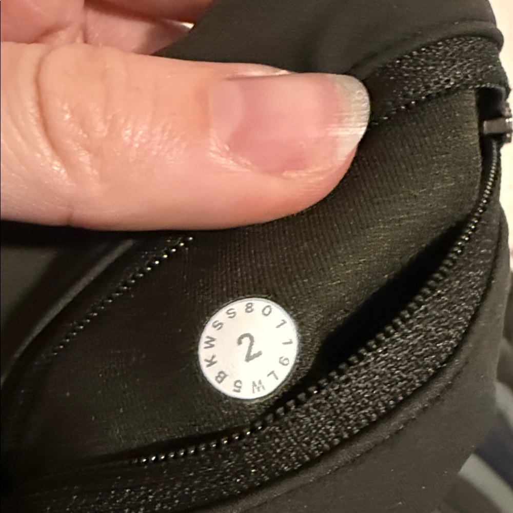 Lululemon Athletica Dark Green Leggings with Zipper Pocket - Picture 4 of 4